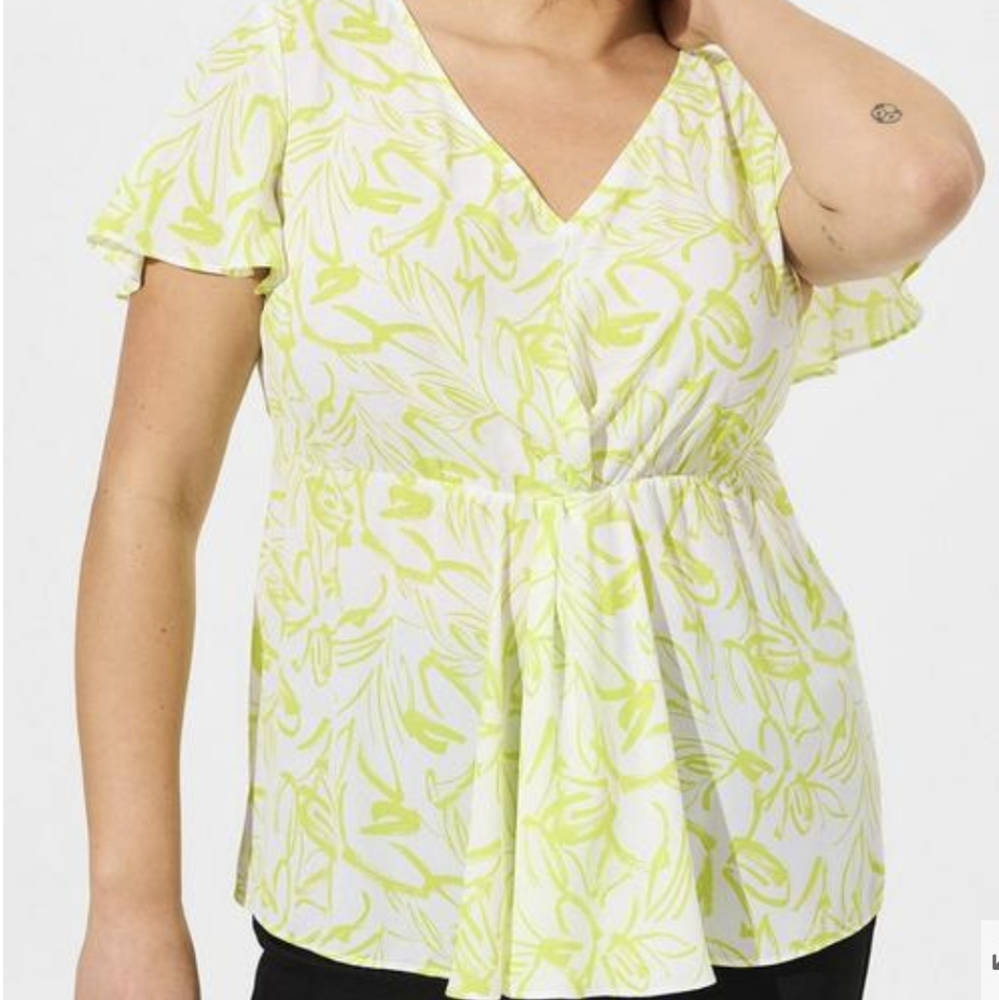 TORRID Georgette Twist Surplice Flutter Sleeve Blouse 2x or 4x NWT